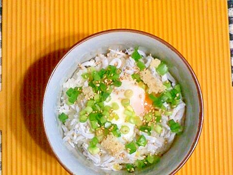 釜揚げシラスの温玉丼♪